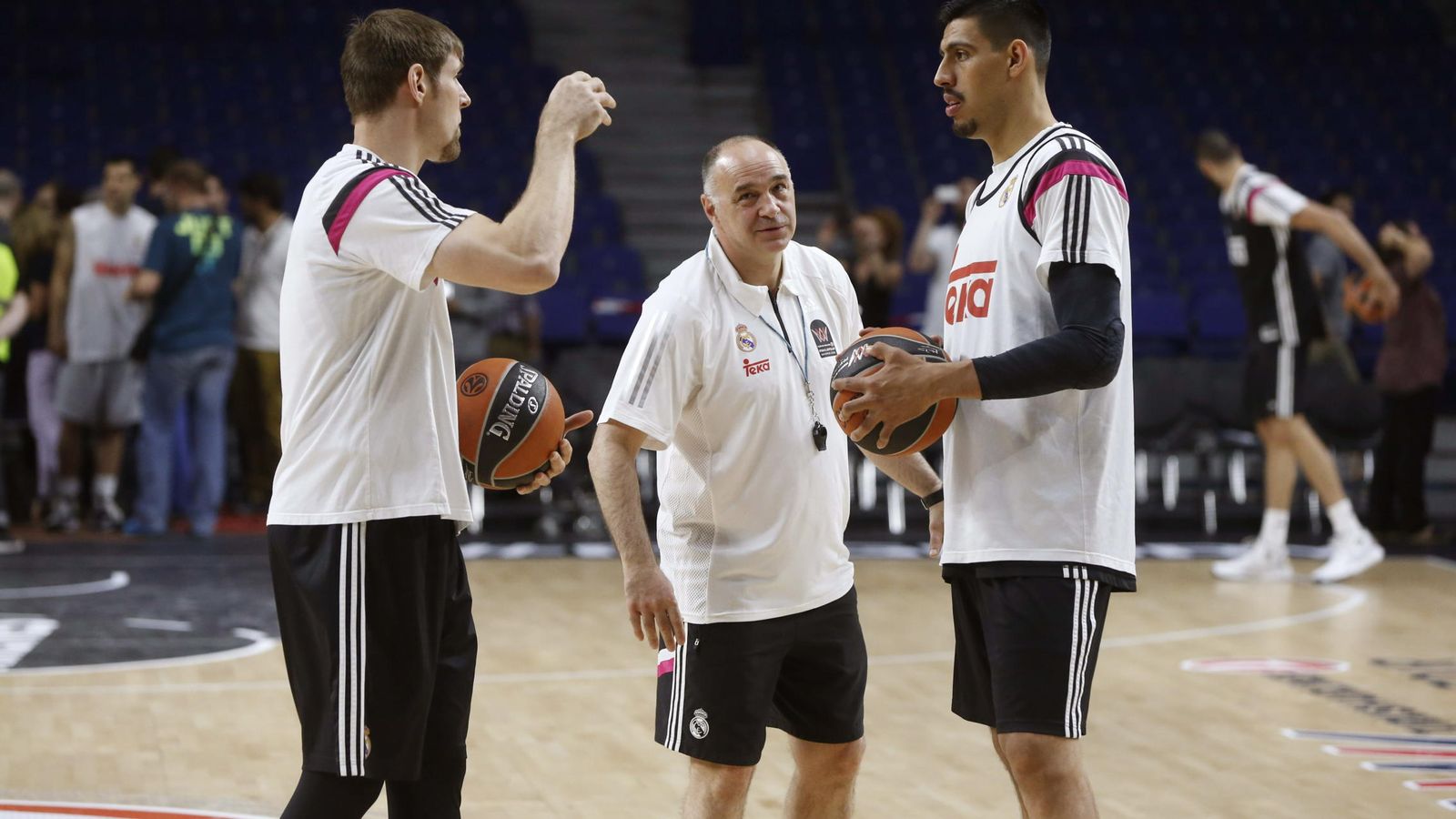 Foto: De izquierda a derecha, Nocioni, Laso y Ayón durante el entrenamiento del Madrid este jueves (Efe)