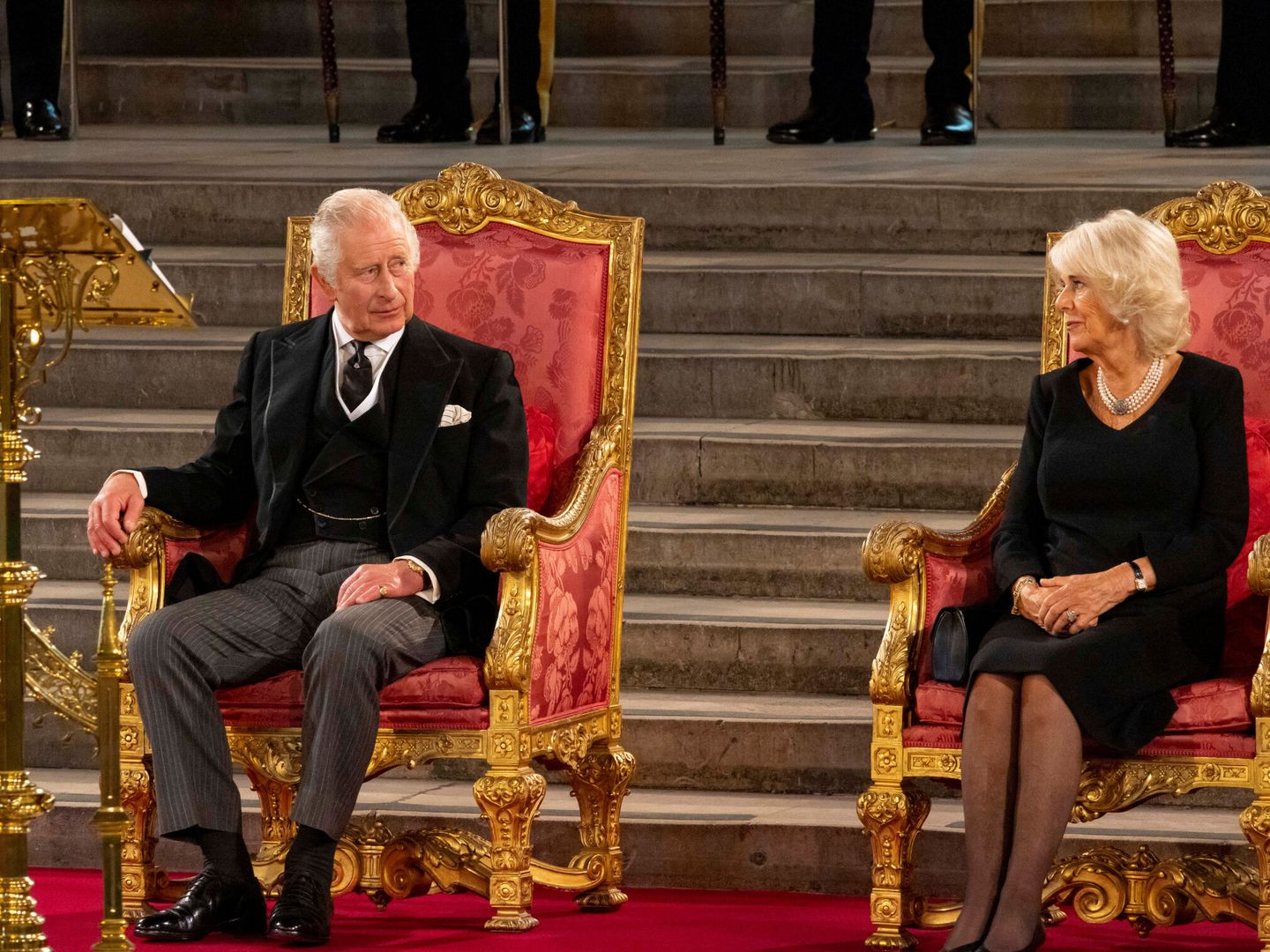 Carlos III y la reina consorte, Camila. (Reuters/UK Parliament/Roger Harris)   
