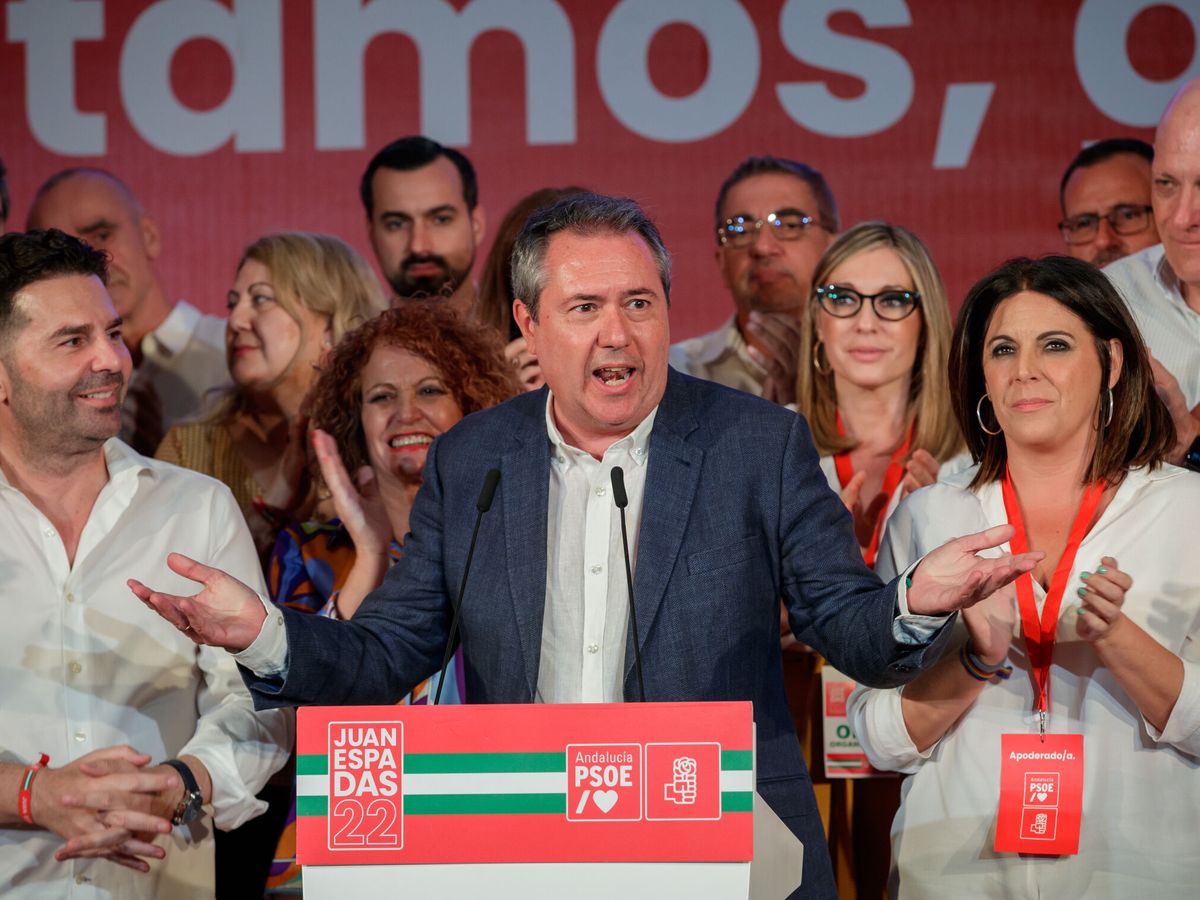 Foto: Juan Espadas, entre Noel López y Ángeles Férriz, números tres y dos del PSOE andaluz.  (EFE/Julio Muñoz)