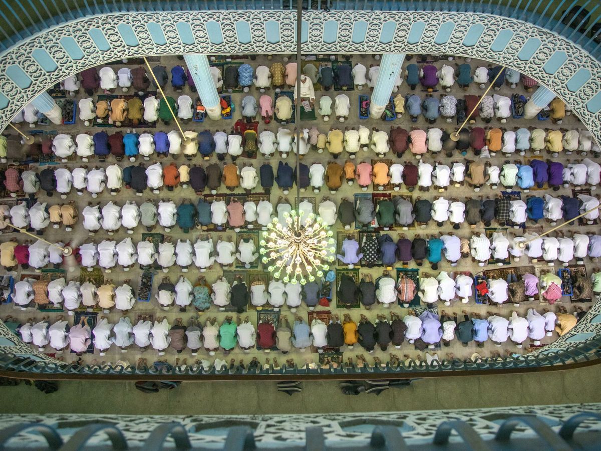 Foto: Musulmanes rezando. (EFE/Monirul Alam)