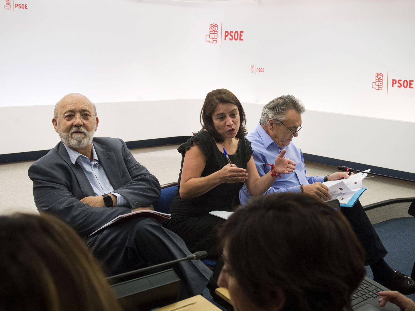 Adriana Lastra, junto con José Félix Tezanos (i) y Manu Escudero, en mayo de 2017. (EFE)