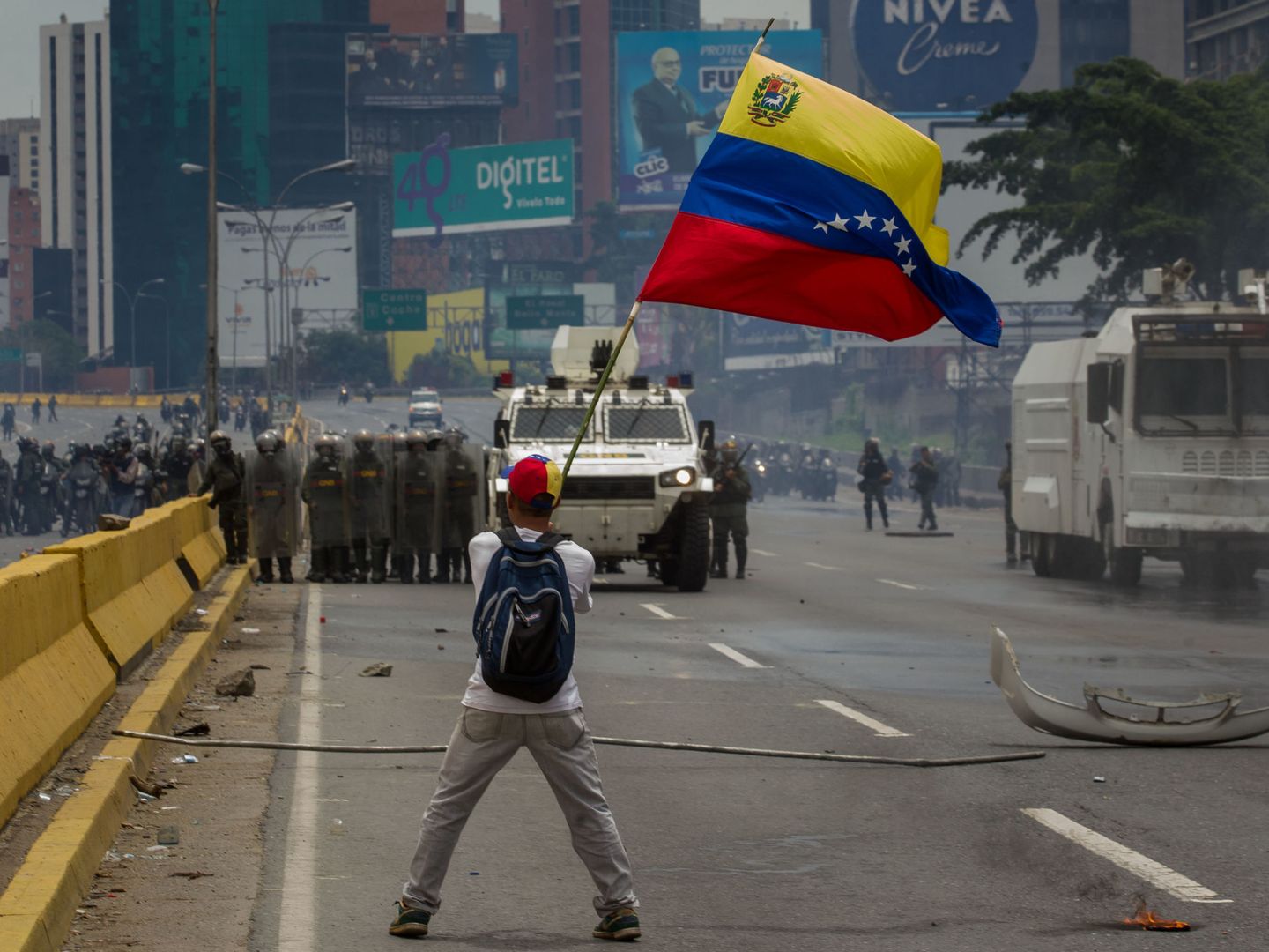 Un joven manifestante ondea una bandera venezolana el 3 de mayo de 2017, en Caracas (Venezuela) | EFE