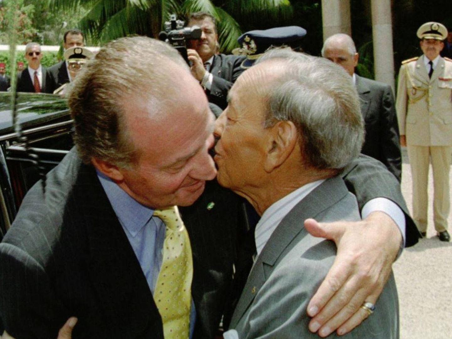 El rey Juan Carlos le da un abrazo al rey Hassan II de Marruecos. (EFE / EPA)