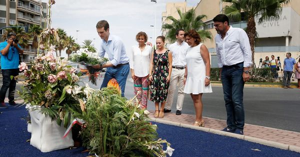 Foto: El presidente del PP, Pablo Casado, deposita un ramo de flores en el monolito que recuerda a las dos personas asesinadas por ETA. (EFE)