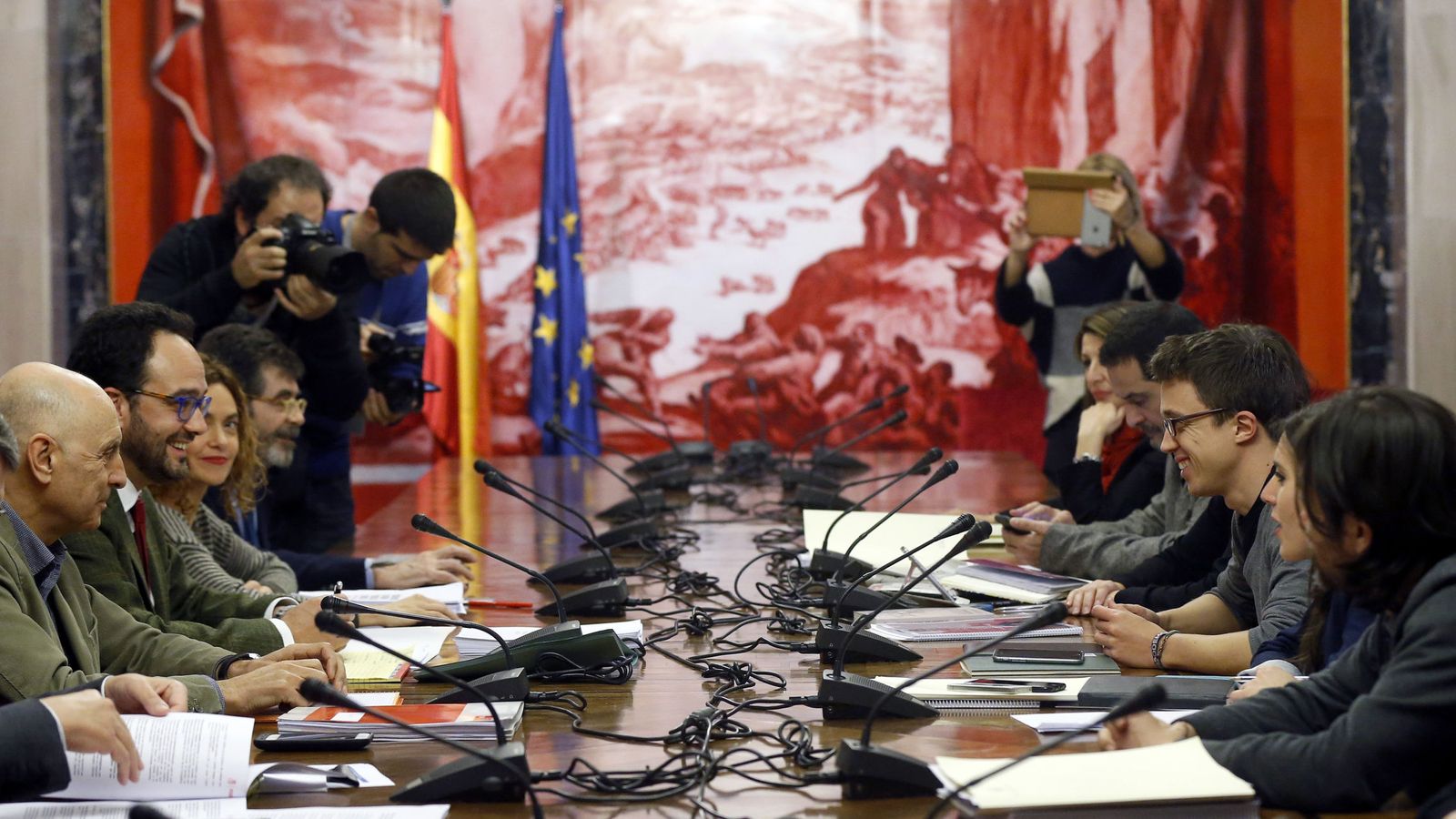 Foto: Reunión entre las comisiones negociadoras de PSOE y Podemos, iniciada minutos después de que Sánchez anunciase un acuerdo con Ciudadanos. (EFE)