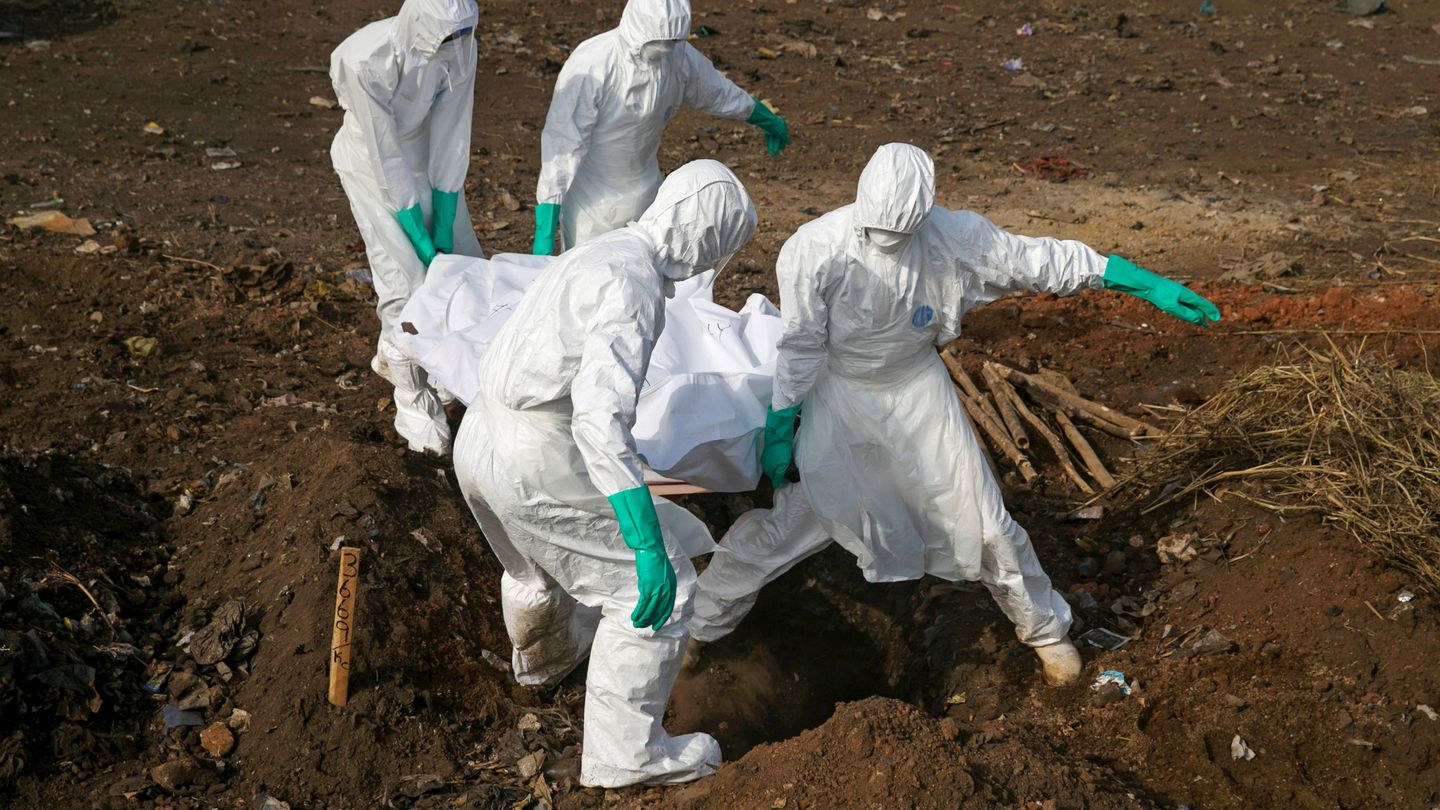 Trabajadores especializados transportan el cadáver de una supuesta víctima de ébola en Freetown, Sierra Leona, durante el brote de diciembre de 2014. (Reuters)