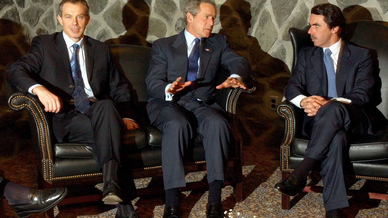 Foto: Tony Blair, George Bush y José María Aznar, durante la reunión en las Azores en marzo de 2003. (Reuters)