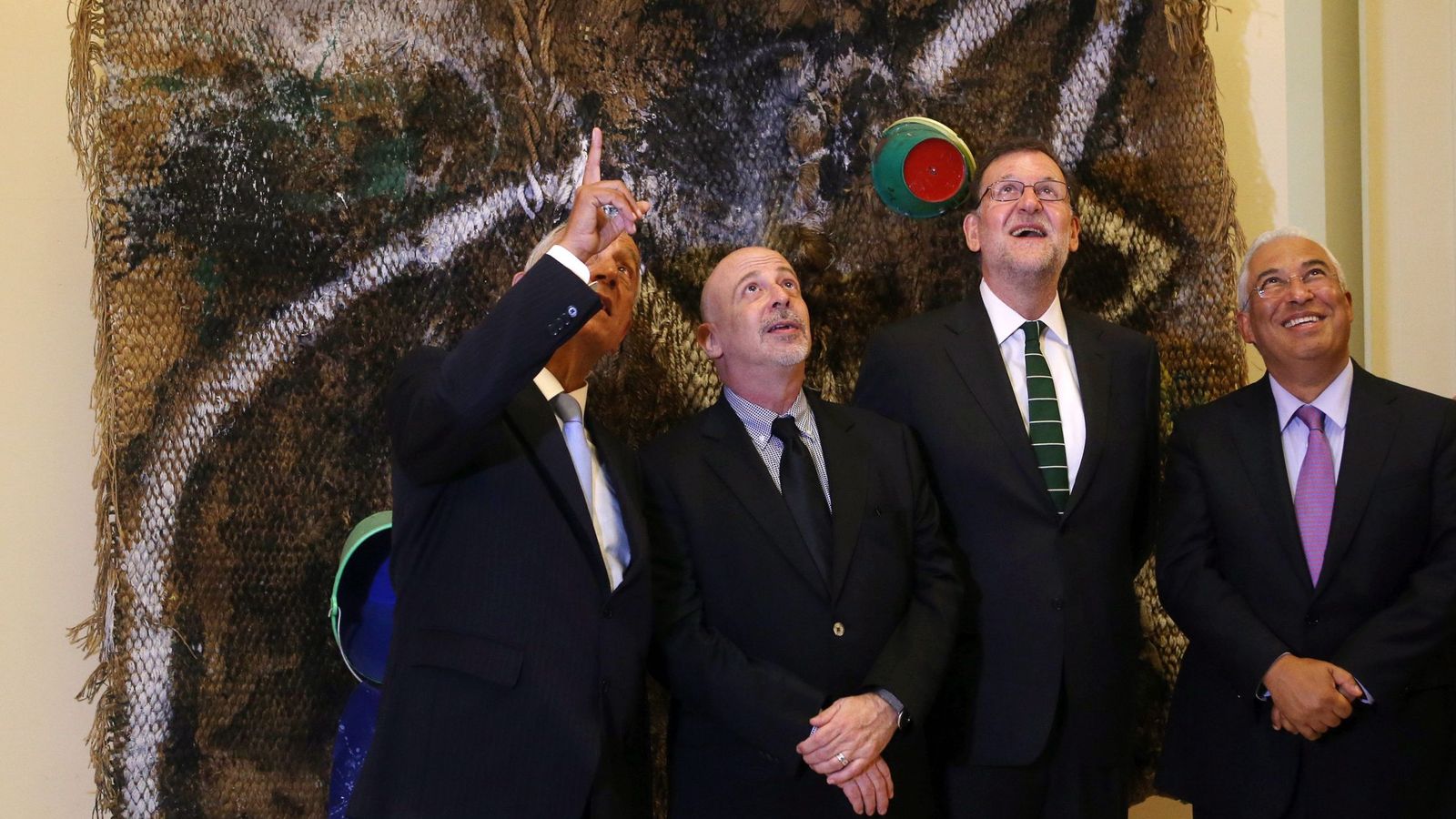 Foto: El presidente del Gobierno en funciones, Mariano Rajoy, en una exposición de Joan Miró en Oporto junto con el presidente de Portugal, Marcelo Rebelo de Sousa, y el primer ministro, Antonio Costa. (EFE)