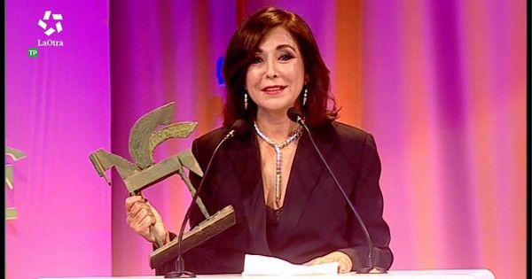Foto: Isabel Gemio mientras recogía su premio Ondas 2017. (FORTA)