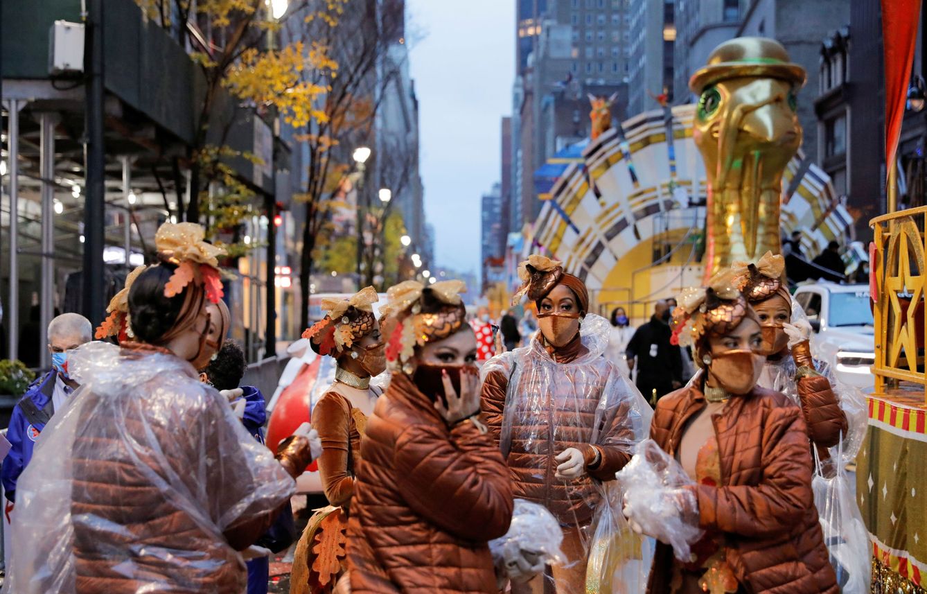 Participantes del atípico desfile de Acción de Gracias en Nueva York de este año. (Reuters)