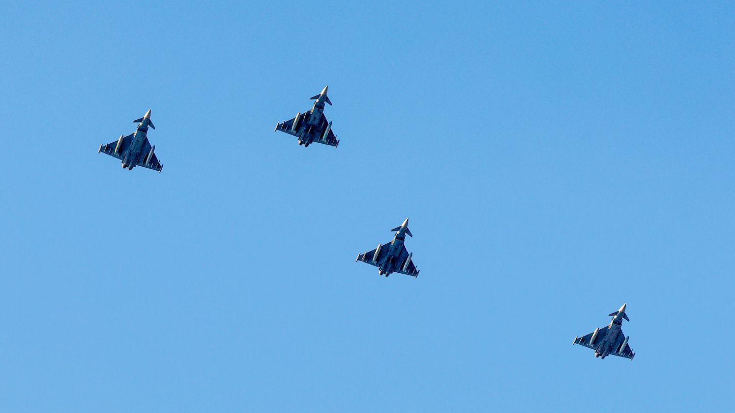 Varios aviones de combate sobrevuelan el cielo de Madrid este miércoles durante los preparativos para el desfile militar organizado para la celebración de la Fiesta Nacional del año pasado. (EFE/Ballesteros )