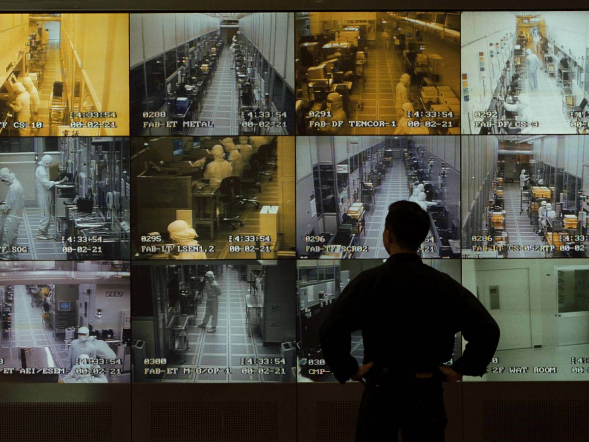 Foto: Un hombre controla diferentes partes de una planta de producción. (Getty/David Hartung)