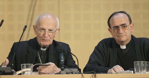 Foto: Elías Yanes Álvarez (i), y el obispo de Salamanca, Carlos López (d), en 2010. (EFE)