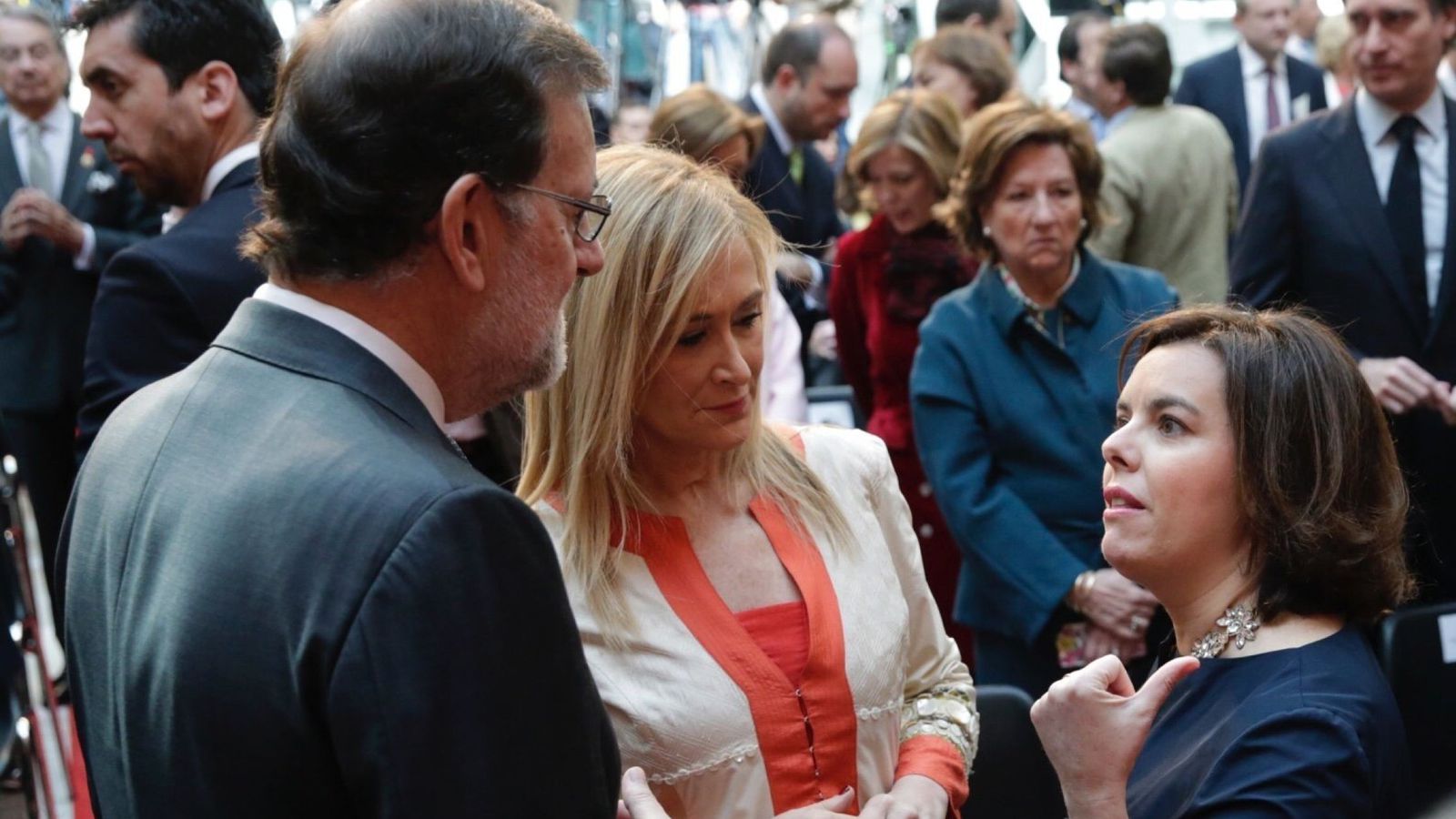 Foto: Rajoy, Cifuentes y Sáenz de Santamaría: los candidatos, conversando. (Efe/Zipi)