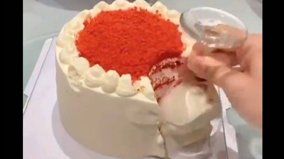 Vídeo viral: cómo compartir una tarta en Navidad en tiempos del coronavirus