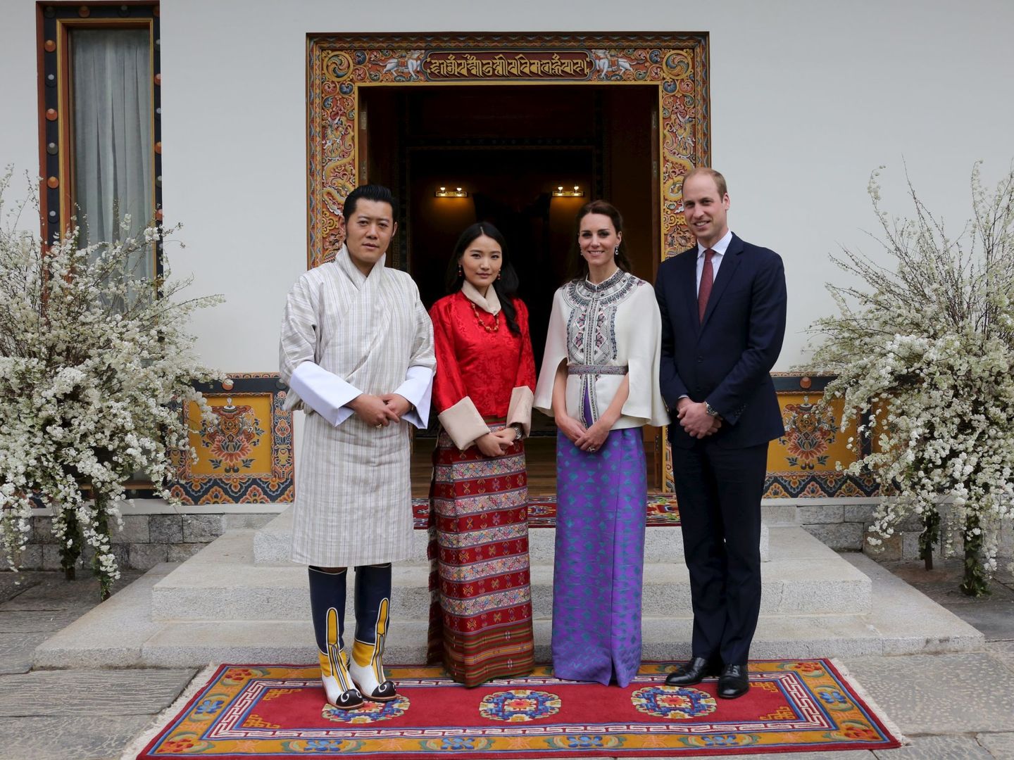 Los duques Cambridge, con los reyes de Bután en 2016. (Reuters)