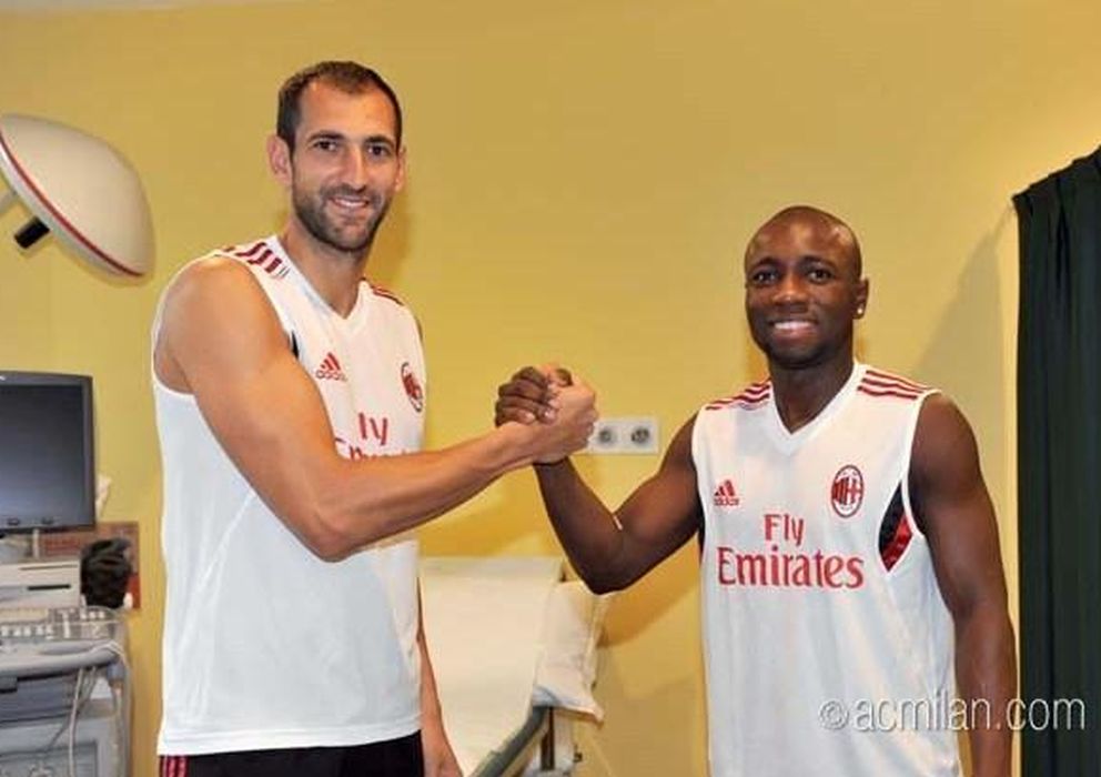 Foto: Diego López junto a Pablo Armero como nuevos jugadores del Milan (AC Milan.com).