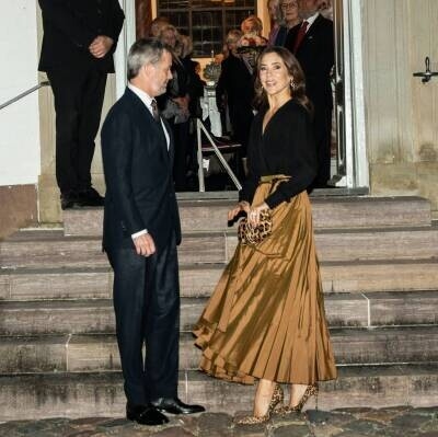 Foto de     Mary de Dinamarca rescata su falda más sofisticada y la transforma con este accesorio