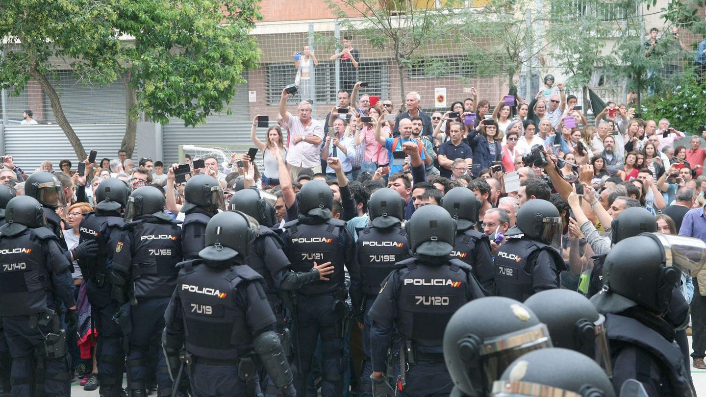 Agentes de la policía nacional forman un cordón policial en el IES Tarragona en 2017. (EFE)