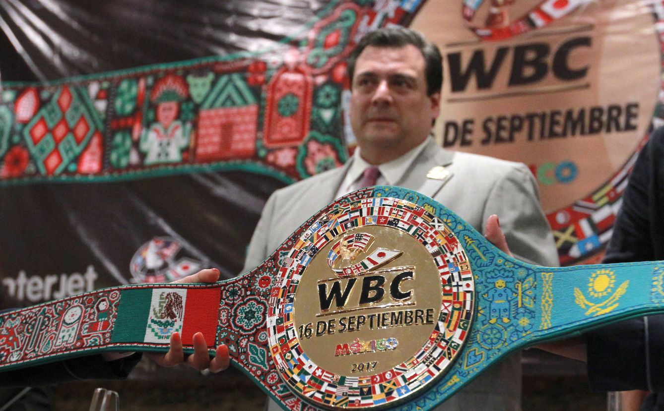 Presentación del cinturón WBC en juego en el combate de peso medio. (Reuters)