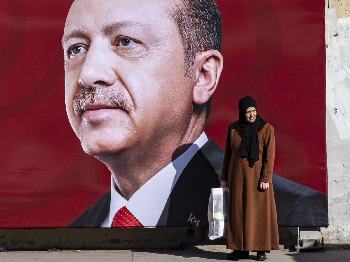 Foto: Una mujer, delante de una foto del presidente turco, Recep Tayyip Erdogan, en Estambul. (EFE/EPA/Erdem Sahin)