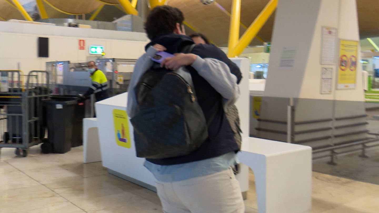 Froilán, abrazando a su amiga antes de embarcar en el avión. (Gtres)