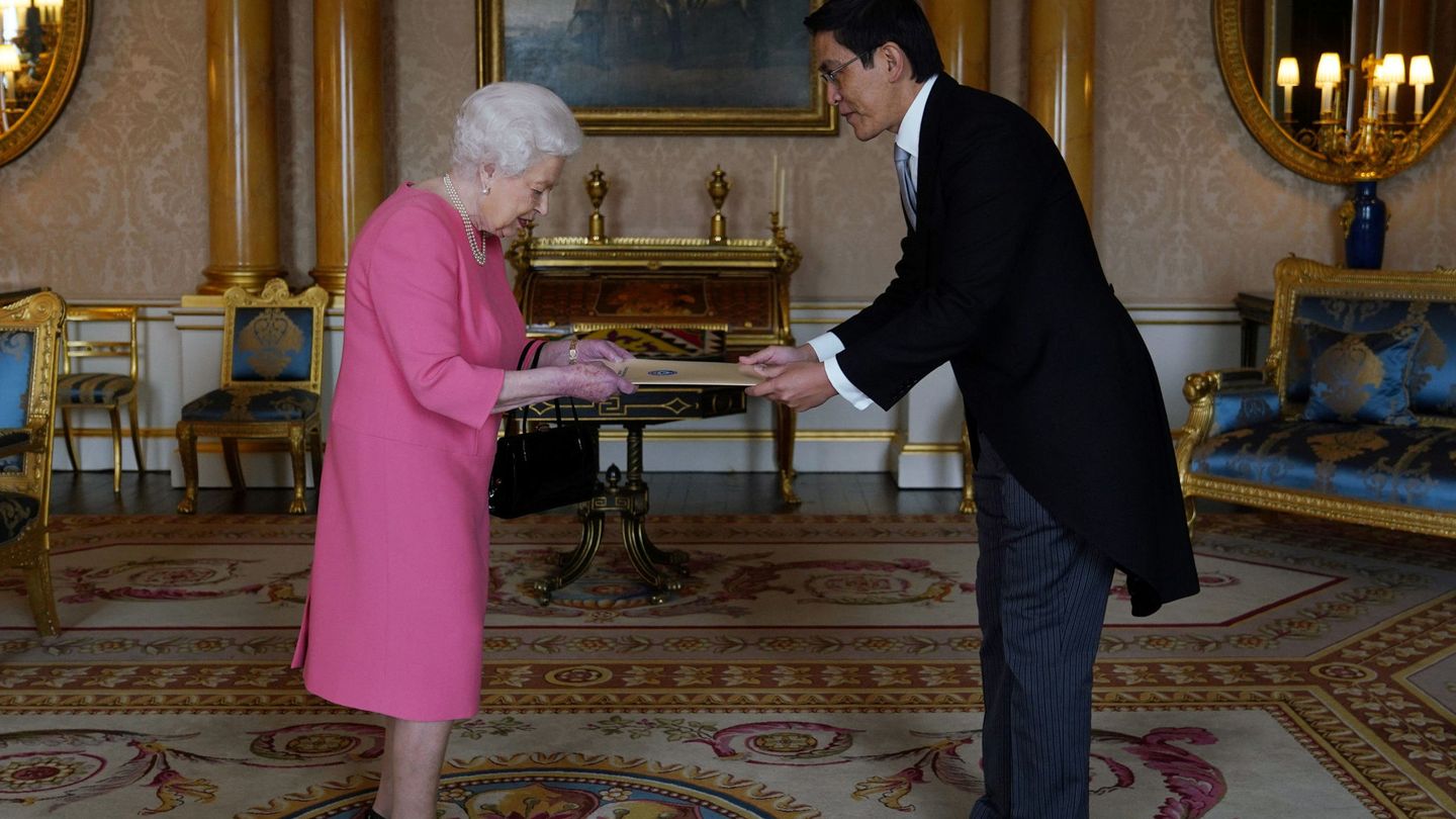Las manos de Isabel II. (Reuters)
