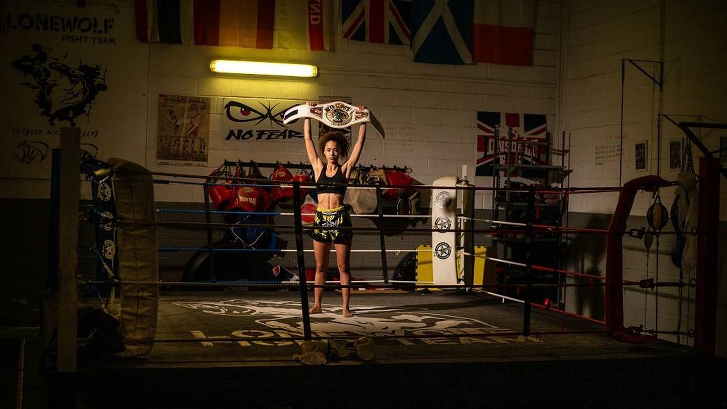 Lara Fernández mostrando su cinturón de Campeona del Mundo de K1-ISKA. (Fernando Ruso)