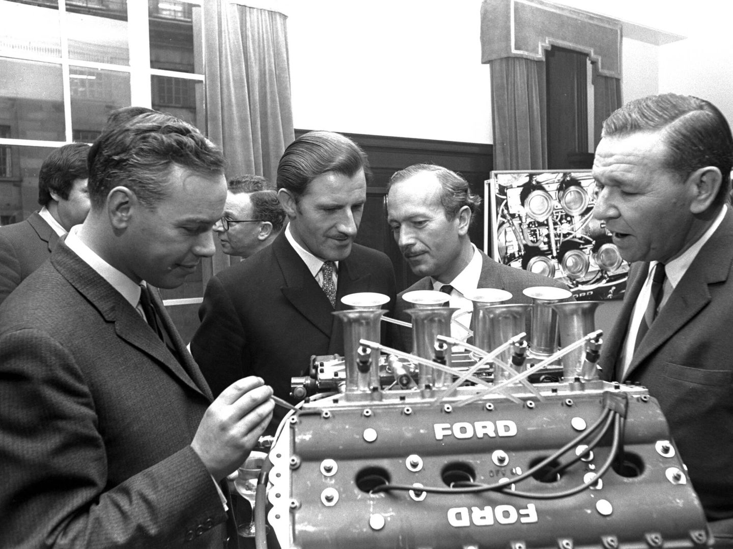 De izquierda a derecha, Keith Duckworth, Graham Hill, Colin Chapman y Walter Hayes, cuatro personajes clave en la gestación del motor Ford Cosworth (Archivo Ford)