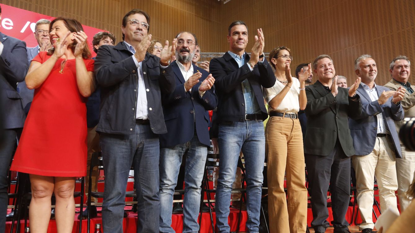 Foto: El presidente del Gobierno, Pedro Sánchez (c), acompañado de varios barones del PSOE, en una reunión del Consejo Político Federal. (EFE/Javier Belver)