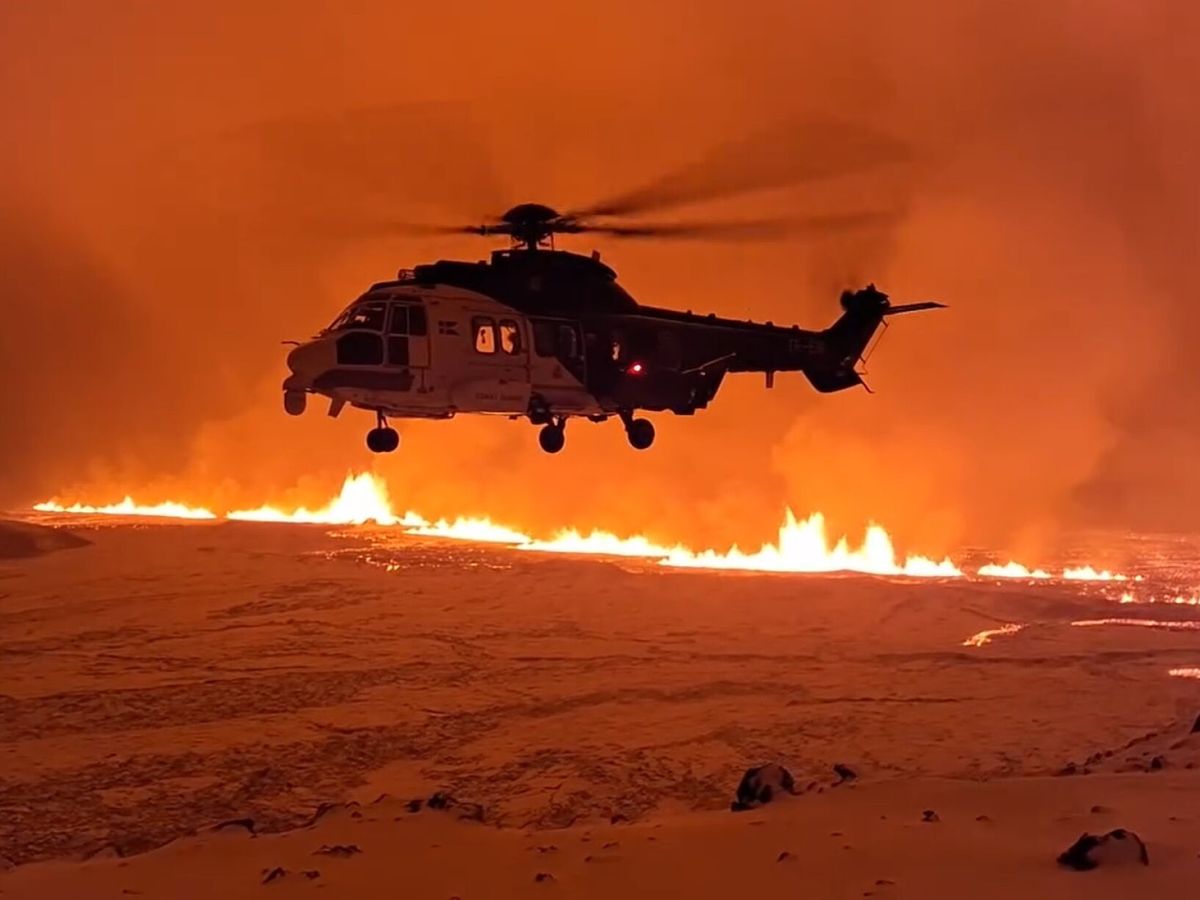 Foto: Un helicóptero sobrevuela el lugar de la erupción. (EFE/EPA)