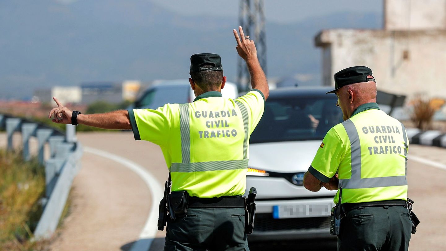 GRAF2699 Museros - Valencia (Comunitat Valenciana), 6 08 2018. Un agente de la Guardia Civil de Tráfico da el alto a un vehículo durante un control de velocidad esta mañana en la carretera CV-32 en la localidad valenciana de Museros. EFE  Manuel Bruque