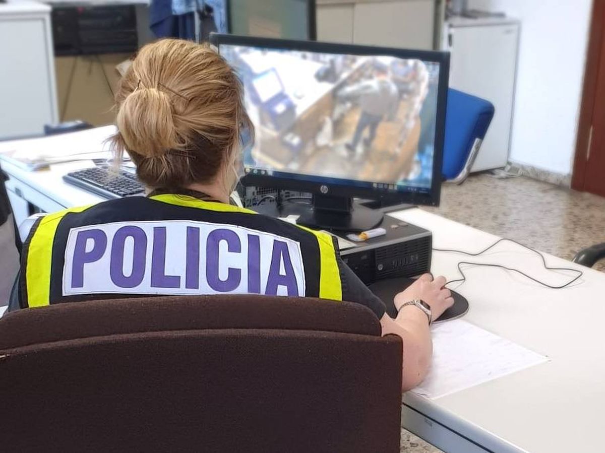 Foto: La Policía Nacional detiene a cuatro personas por compartir stickers de pornografía infantil a través de un grupo