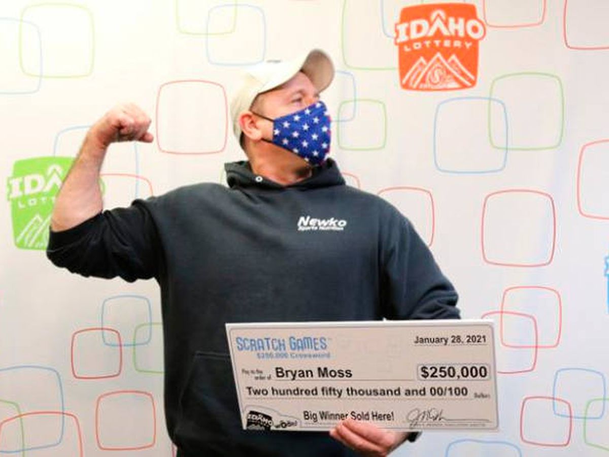 Foto: Bryan, en el momento de recoger su cheque con el dinero del premio (Idaho Lottery)