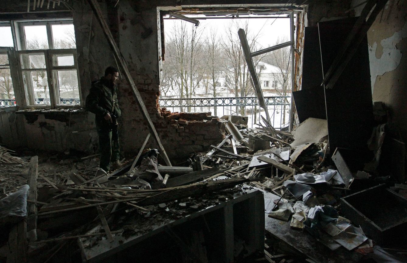 Un combatiente de la autoproclamada República Popular de Donetsk observa los daños provocados por los combates en una casa en Donetsk, Ucrania. (Reuters)
