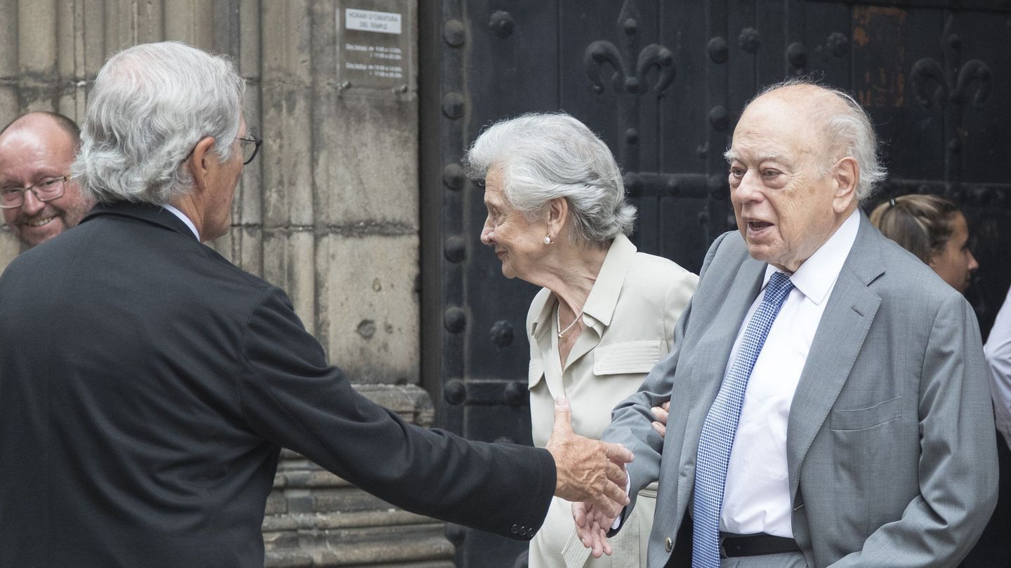 Jordi Pujol, acompañado de su esposa, Marta Ferrusola, saluda a Xavier Trias. (EFE)