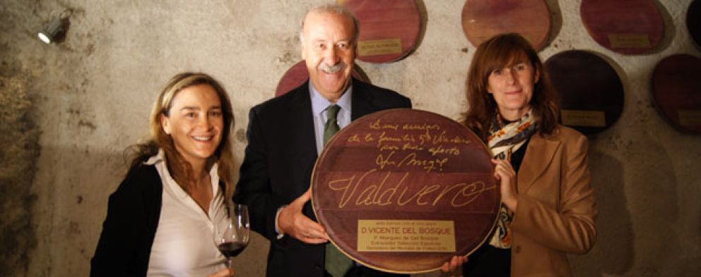 Foto: El Marqués de Del Bosque y su barrica de vino