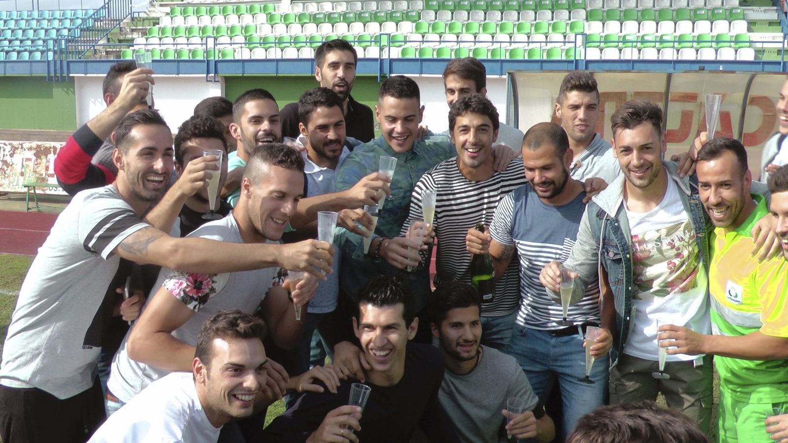 Foto: Los jugadores del Villanovense celebran el emparejamiento con el Barcelona (Efe).