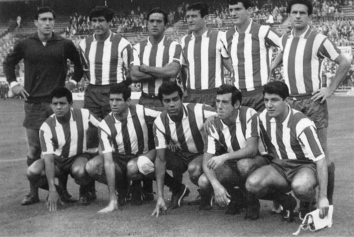 Primer once del Atlético en el Manzanares. De pie, de izquierda a derecha: Rodri, Griffa, Colo, Iglesias, Glaría y Rivilla. Agachados: Cardona, Luis, Mendoça, Adelardo y Collar.