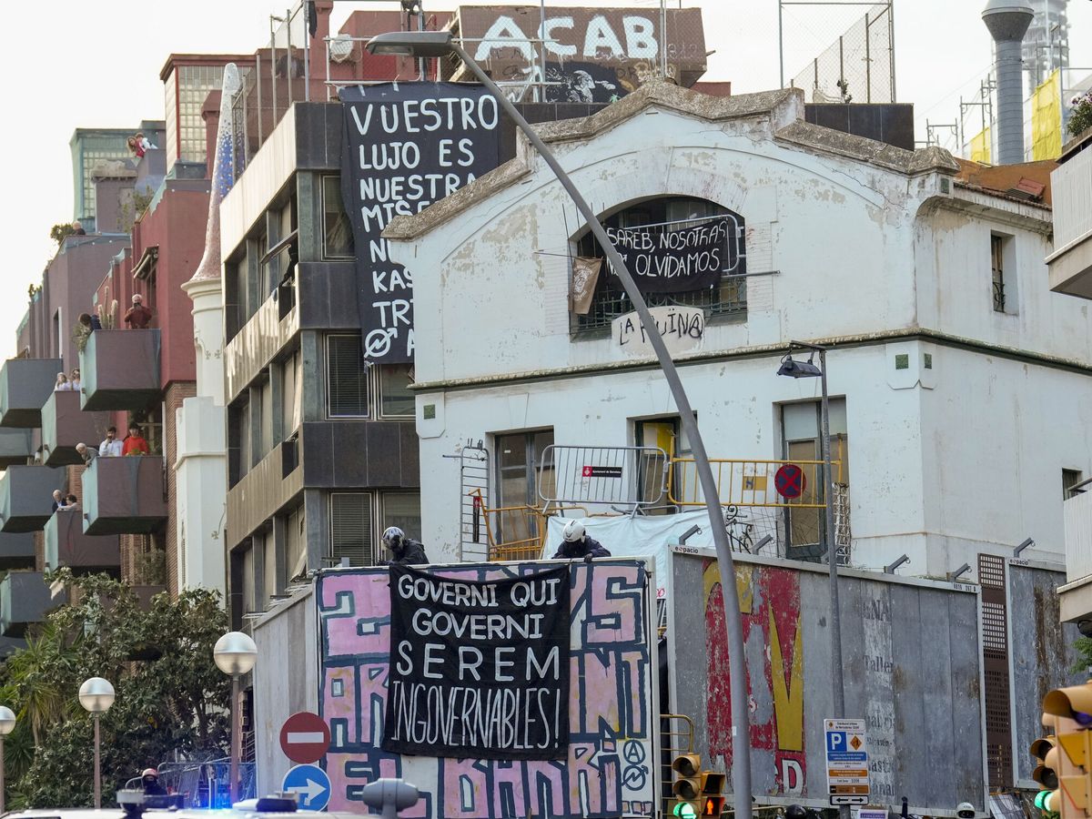 Foto: Pancarta desplegada en los edificios de La Ruïna y el Kubo. (EFE/Alejandro García)