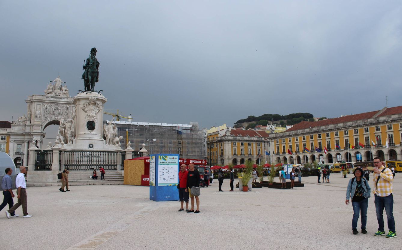 La estatua del Rey José I preside la Praça do Comércio y en este caso, el Eurovillage.