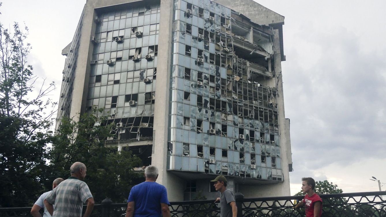 Foto: El edificio dañado después de un ataque con drones en la ciudad de Izmail, región de Odesa, Sur de Ucrania. (EFE/Igor Tkachenko)