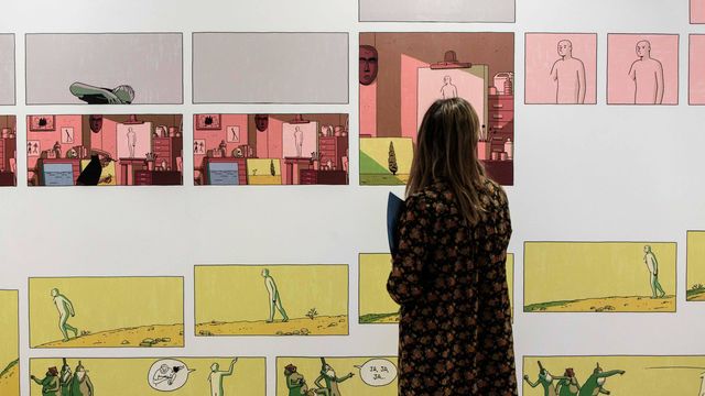 Una persona contempla la exposición 'El dibujado' del ilustrador Paco Roca en el Instituto Valenciano de Arte Moderno (IVAM). (EFE)