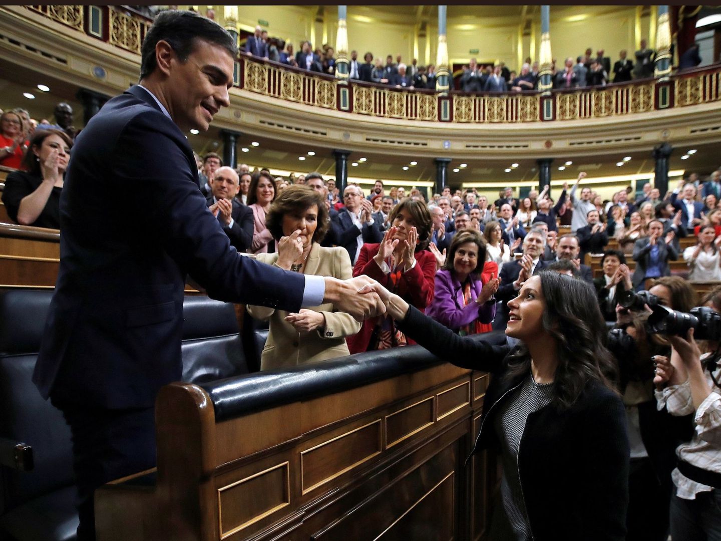 Pedro Sánchez e Inés Arrimadas se saludan en el Congreso, en una imagen de archivo. (EFE)