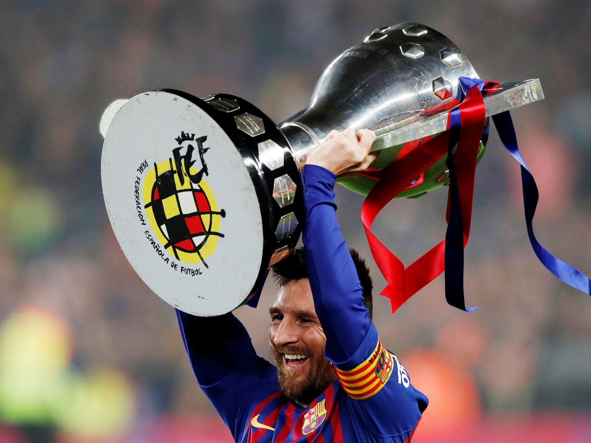 Foto: Leo Messi celebra su último título como azulgrana, la Copa del Rey en 2019. (Reuters/Albert Gea)