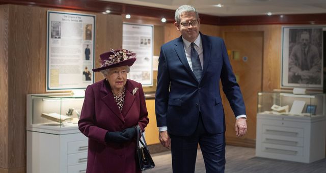 La reina Isabel junto a Andrew Parker, entonces director del MI5. (Reuters)