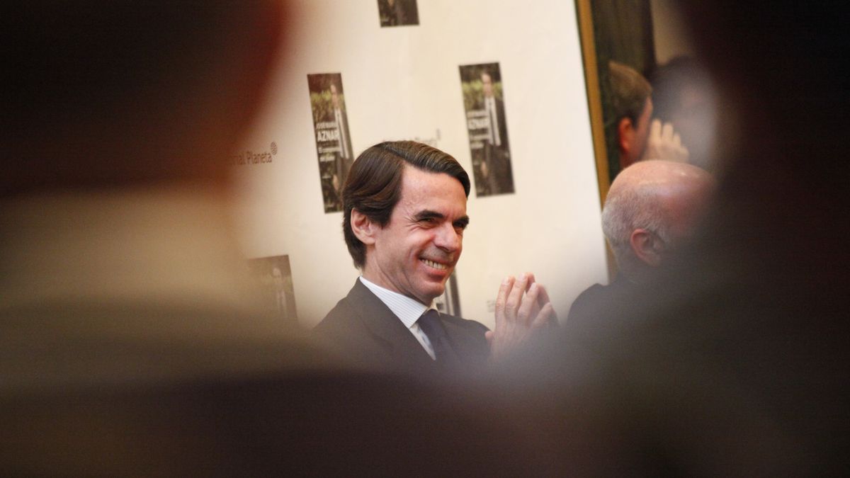 Aznar reúne a más donantes que ministros y González presume de contactos
