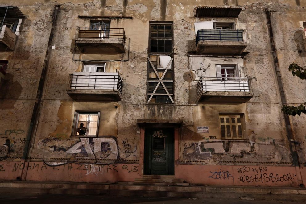 La silueta de un hombre mientras habla por teléfono en el complejo de viviendas 'Prosfygika', en Atenas (Reuters).