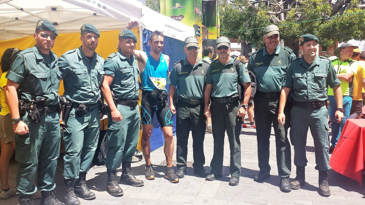 Luis Alberto Hernando junto a sus compañeros de la Guardia Civil.