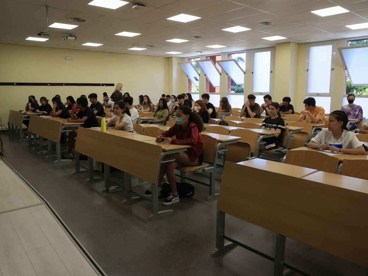 Foto: Alumnos en una clase de la Universidad en una imagen de archivo. (EFE/Zipi)